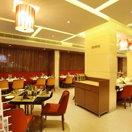 Comfort Inn Legacy Rajkot Restoran fotoğraf