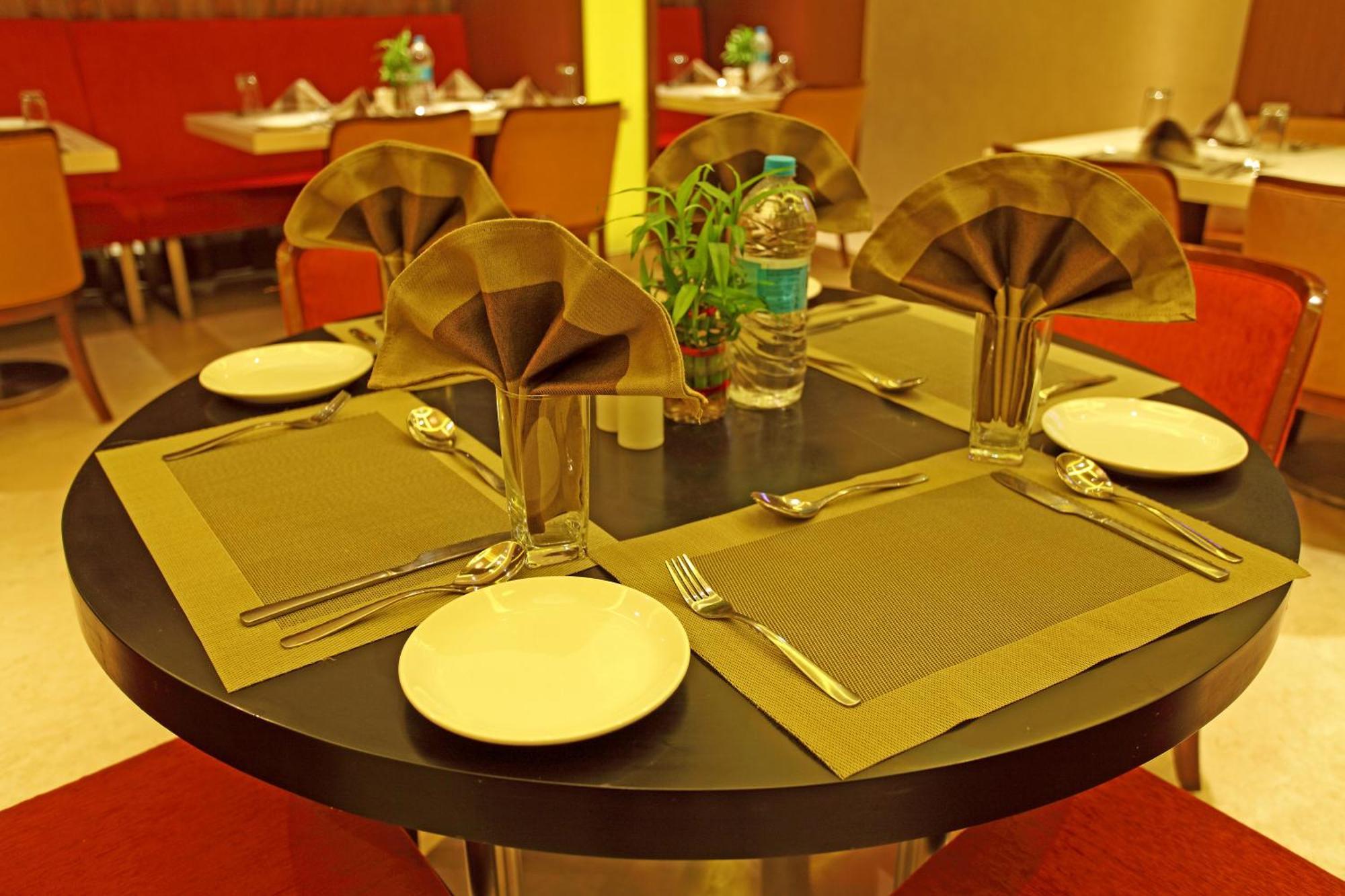 Comfort Inn Legacy Rajkot Restoran fotoğraf
